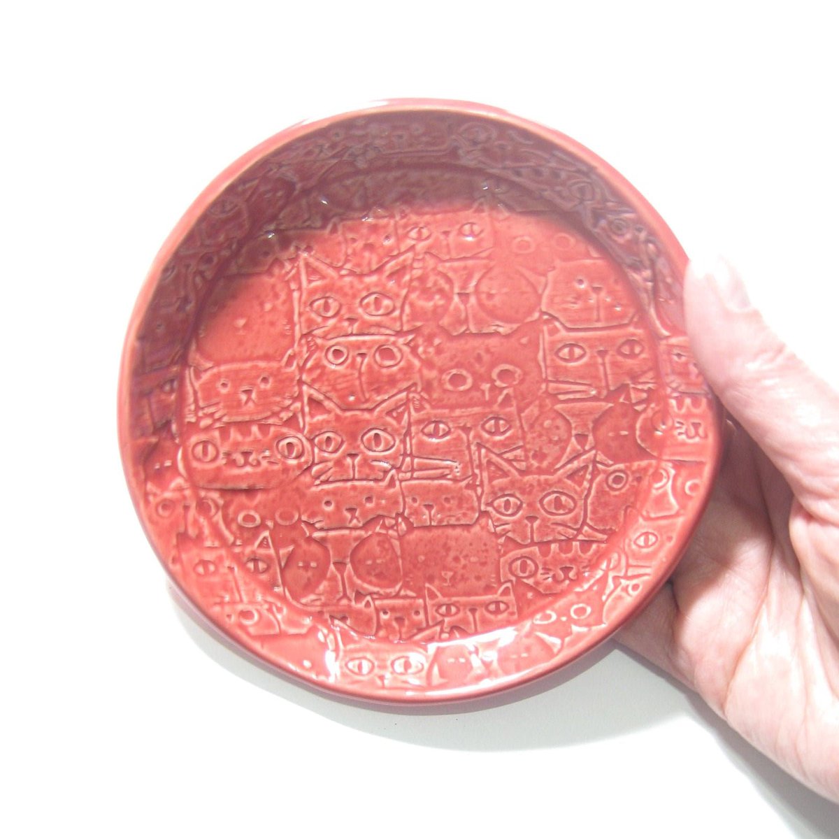 JKCJewelry's tweet photo. Cat Faces Ceramic Plate, Cat Dish, Red Round Pottery Plate, Hand Built Pottery, Cat Lover, Gift Idea, Home Décor, Cat Décor https://t.co/uhretIcYs9 #pottery #ceramics #art #handmade #RoundDish https://t.co/j8qZ7QNHat