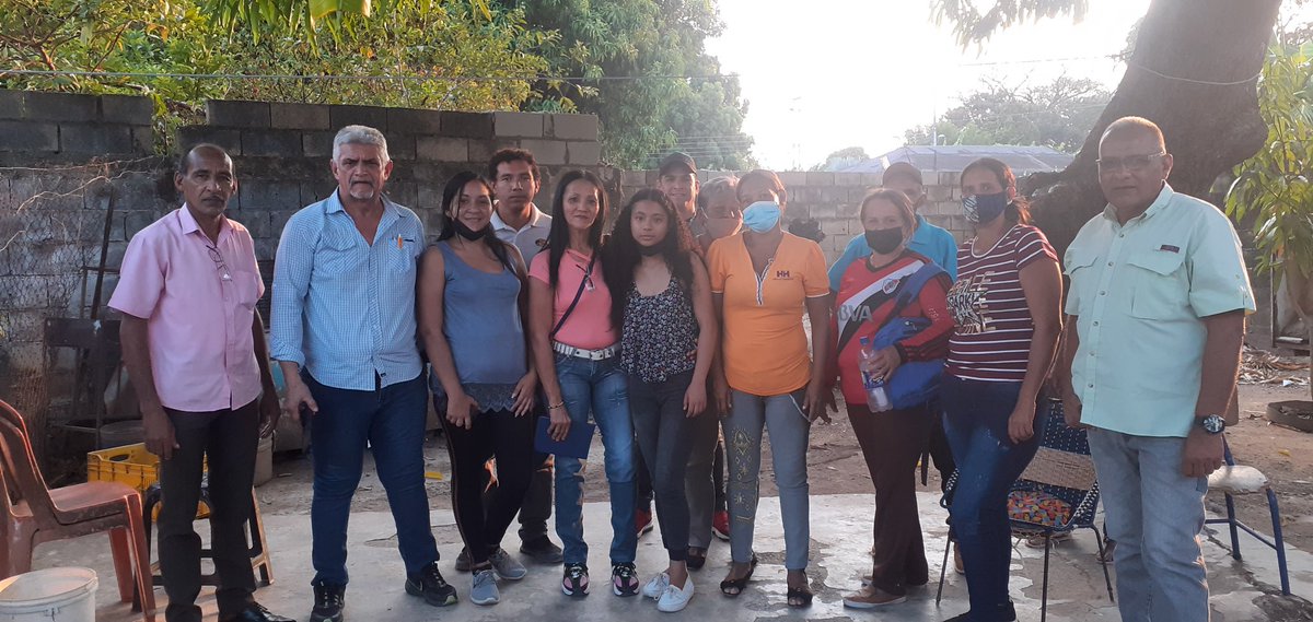 activismospv's tweet photo. Soluciones para vzla en tinaco no descansa, ahora más que nunca nuestro norte sigue siendo diálogo,
la inclusión y la organización. Hoy reunidos con nuestro Dir. Regional Franklin Fazi realizando agendas de trabajos y debatiendo puntos importantes para un mejor trabajo.
#SPVC. https://t.co/SHt8h3Jhky