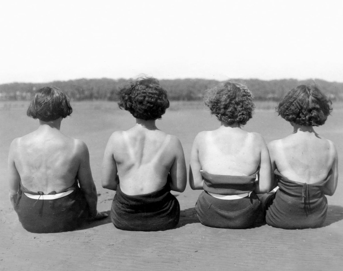 BsAs_recuerdo's tweet photo. En 1934 cuatro mujeres desnudan parcialmente sus espaldas para recibir los rayos del sol sobre la piel en la playa “La Balandra”, ubicada sobre el Río de la Plata más allá de los límites meridionales de la Capital. https://t.co/YXDjEdJIHz