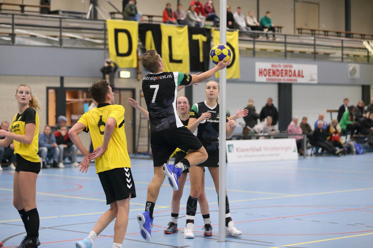 De zaalcompetitie gaat weer van start! De Rijksoverheid heeft zojuist bekendgemaakt dat de coronamaatregelen verder versoepeld worden. Vanaf woensdag 26 januari is het spelen van competitiewedstrijden tot 22.00 uur met publiek weer mogelijk. Meer: bit.ly/3H4uR7T
