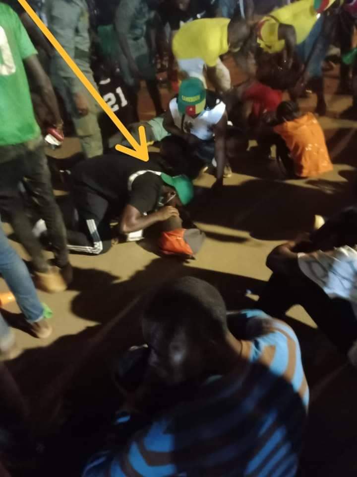 PatrickOvono's tweet photo. Il a fait preuve de beaucoup de bravoure à Olémbé en apportant un secours précieux aux accidentés de la bousculade
Il se nomme YETNA GODEFROY OUMAR, il est étudiant en chimie à l'université de Ydé 1, son Fcbk: Gody ydn.

Max de partage pour faire connaître au monde son acte. https://t.co/zVbKcqAhIN