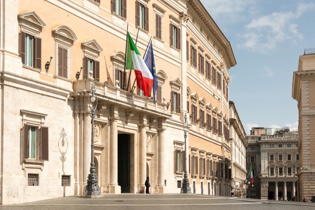 Scrivere i nomi di Amadeus, Alberto Angela, Alfonso Signorini, Dino Zoff e Peppone NON è segnale di sottile ironia, ma di assoluta mancanza di dignità !! #sapevatelo #PresidenzaDellaRepubblica #Quirinale