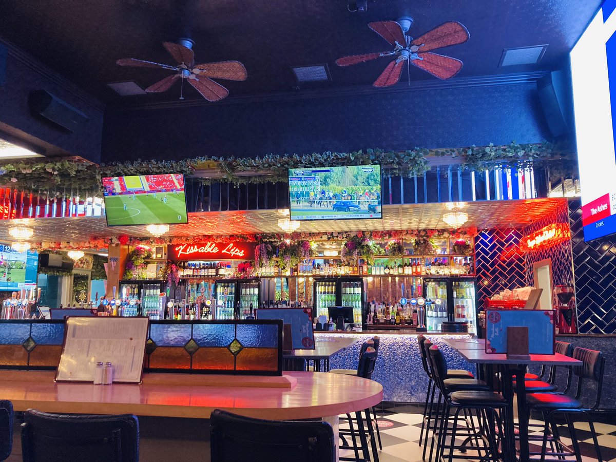 booksandwine76's tweet image. Not what you expect near St Kathy Docks, a ginormous sports bar on Time Out’s 100 best London pubs list @MoretownBelle! #amreading #IainBanks #CanalDreams #timeoutsbestsportspubs