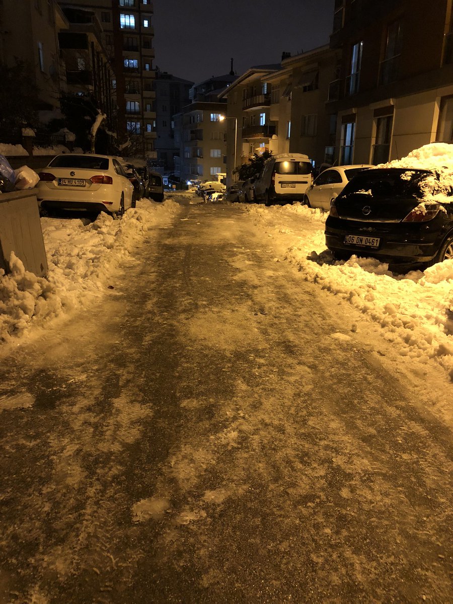 Merhaba  sokağımız kar ve buz içerisinde markete zor çıkıyoruz yürüyerek. Yürüme yollarımız komple buz sokakğımız olan oruç reisin açılmasını istiyoruz…Birden fazla insan düşme tehlikesi yaşadı.#umraniyebelediyesi #ibb #KarlaMücadele #ismetyıldırım