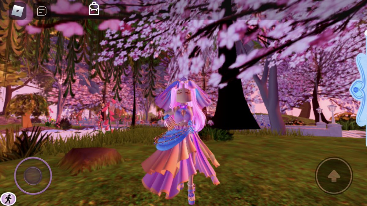callmelunahh's tweet photo. Selling items in the photo ( summer fantasy dont have bag ) #royalehigh #royalehightrading #royalehightrade #royalehighselling #Roblox #royalehightrade https://t.co/XRzAmzvI4T