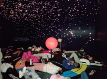 centresenlinia's tweet image. L’escola Agnès Armengol de Sabadell al “Planetari Bombolla” de @CosmoCaixa gràcies a la seva participació en els Projectes amb Oportunitats d' #ÈxitEducatiu a Favor de l'Alumnat #POEFA.  Planetes, Sistema Solar, constel·lacions i més enllà. agora.xtec.cat/ceiparmengol/p… @pfabreg3