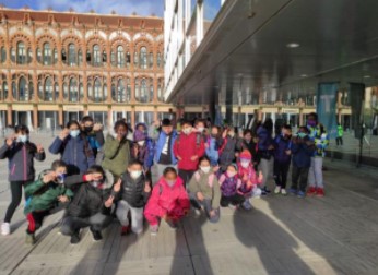 centresenlinia's tweet image. L’escola Agnès Armengol de Sabadell al “Planetari Bombolla” de @CosmoCaixa gràcies a la seva participació en els Projectes amb Oportunitats d' #ÈxitEducatiu a Favor de l'Alumnat #POEFA.  Planetes, Sistema Solar, constel·lacions i més enllà. agora.xtec.cat/ceiparmengol/p… @pfabreg3
