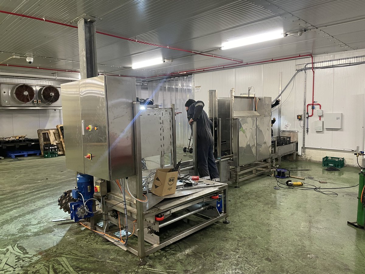 AHolt06's tweet photo. Busy night ahead installing our crate stacker, the final bit to the glass line @wells_farm #Engineering #Dairy #RinseAndReturn #NightShift๐ฅ๐ โ๏ธ๐ฉ https://t.co/dUCwRrpSyH