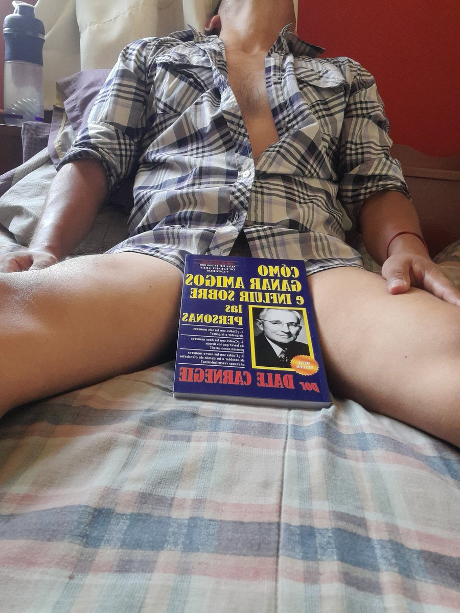 j_jfidel's tweet photo. Hoy fui a entregar productos por beca y caminando por wilson me compre esto, voy a leer y luego les cuento. ¿ Alguien ya lo leyó? Si es así que tal #Libros #leer #LaVictoria #omnilfe #seytu https://t.co/OKE2rVNtc3
