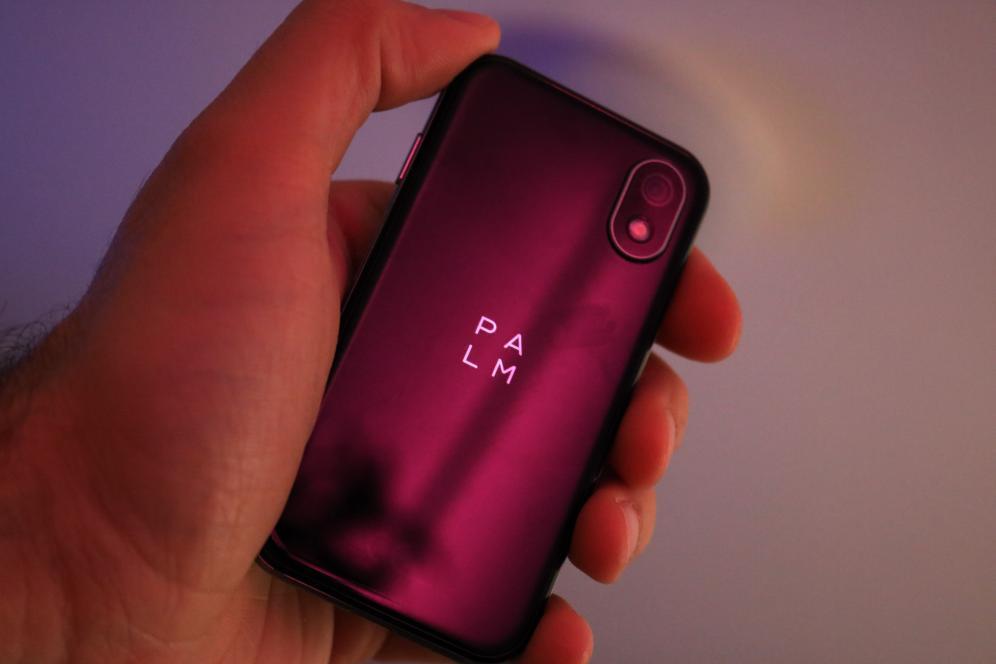 Simplify the noise around you, and let your true self glow 🔮
.
📸 <a href="/mr/">mr</a>.latiifii #palmcrew #palmphone #lifemode