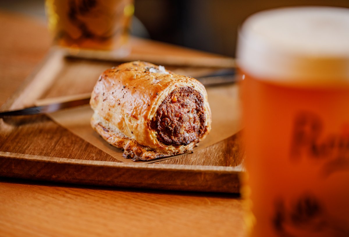 pickyfork's tweet photo. RT @HalseyPaul: RT @PureCraftBars: Our Homemade Sausage Roll...perfectly paired with Lunch or just that after work cask pint..
#cask #beer #food #drinks #drinklocal #beerlovers #craftbeerlife #drink #foodie #PCBK #Birmingham #BrumEats #ColmoreRow #Bha… https://t.co/qSC7GPn0hK