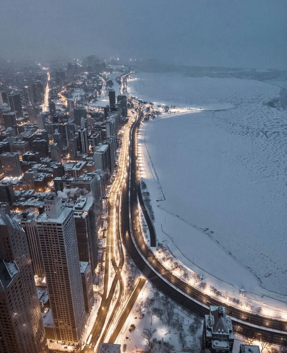 dempsterbeach's tweet image. Yep, it's that cold out. 
#chicago #coldspell #lakefront #downtown