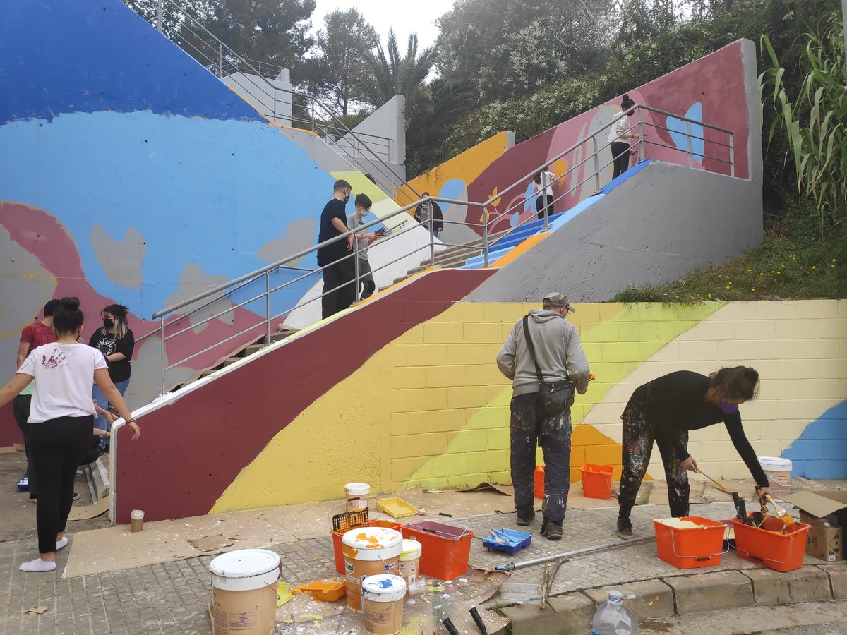 centresenlinia's tweet image. Activitats artístiques a l’@inspalleja: murals, teatre, crèdit de síntesi, dins els Projectes amb Oportunitats d'Èxit Educatiu a Favor de l'Alumnat #POEFA agora.xtec.cat/ies-palleja/li…
#ÈxitEducatiu #Transformacióeducativa