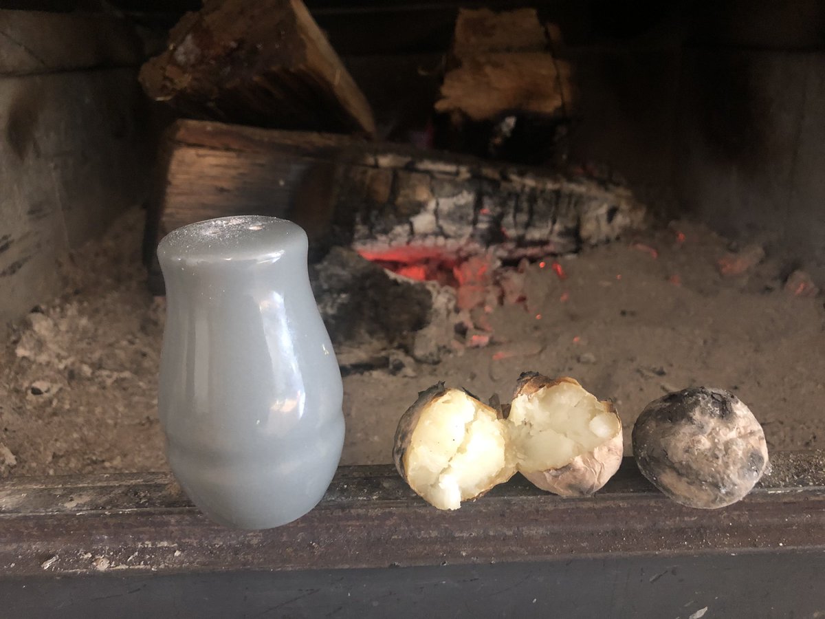 fazli12345's tweet photo. Ablamin tavsiyesi uzere cocuklugumuzun anisi olarak #kul de #patates #patatis pisirdik. Yaninda tuz gerekiyo tabii. Bi sonraki proje kulde #yogurt suyu ile yapilmis #guccek #corek #ekmek https://t.co/AXcxs6blYh