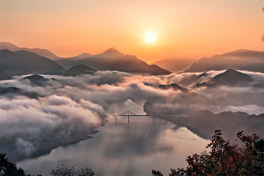 на восходе солнца. холмы река церковь. рассвет. тишина холм. одинокий дом в лесу.