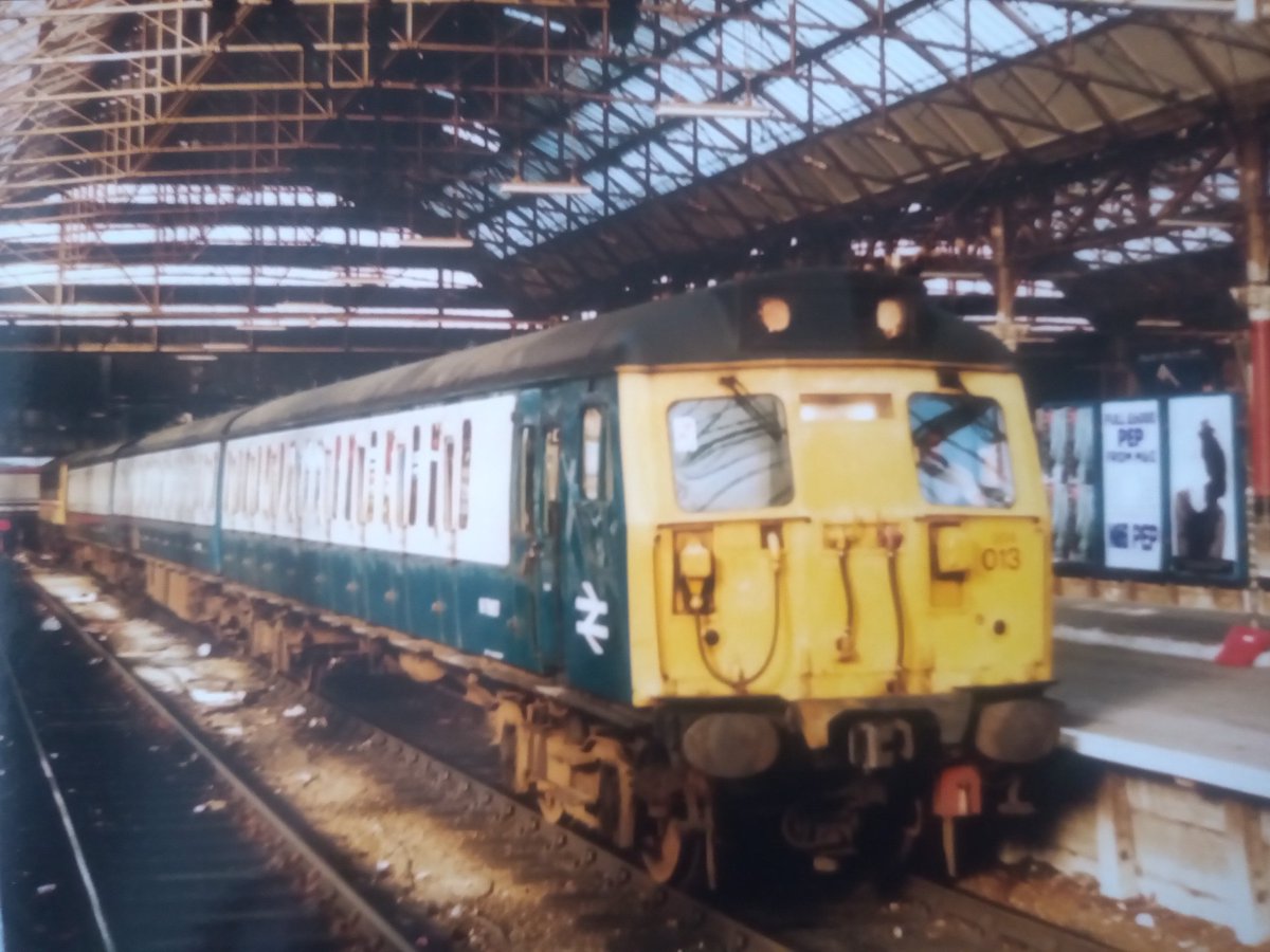 MarkTur05071887's tweet image. Not posted any of my photos on here for a while here's class 304 no 304013 Awaiting departure from Manchester Piccadilly with a service to Crewe in 1991 .