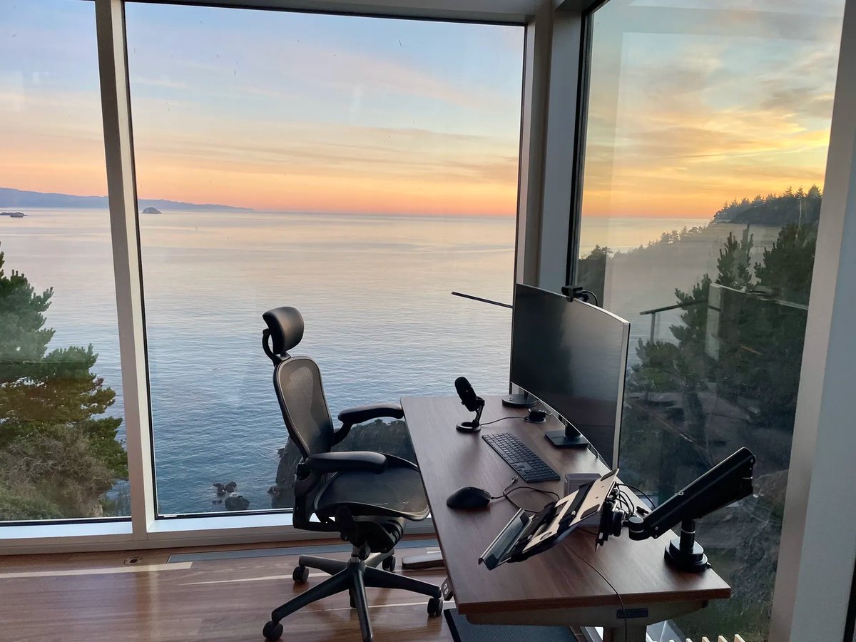 levelsio's tweet photo. A corner office in 2002

A corner office in 2022 https://t.co/tj5YrVuWGp