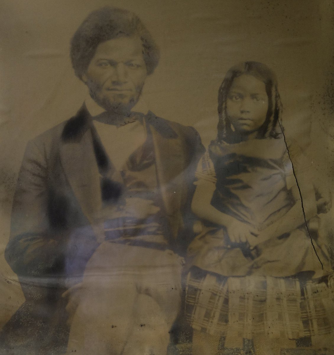 RT @BLKAmericans_: Frederick Douglass with his youngest daughter, Annie, who died in 1860 at the age of ten. https://t.co/pKXQPB4xtc