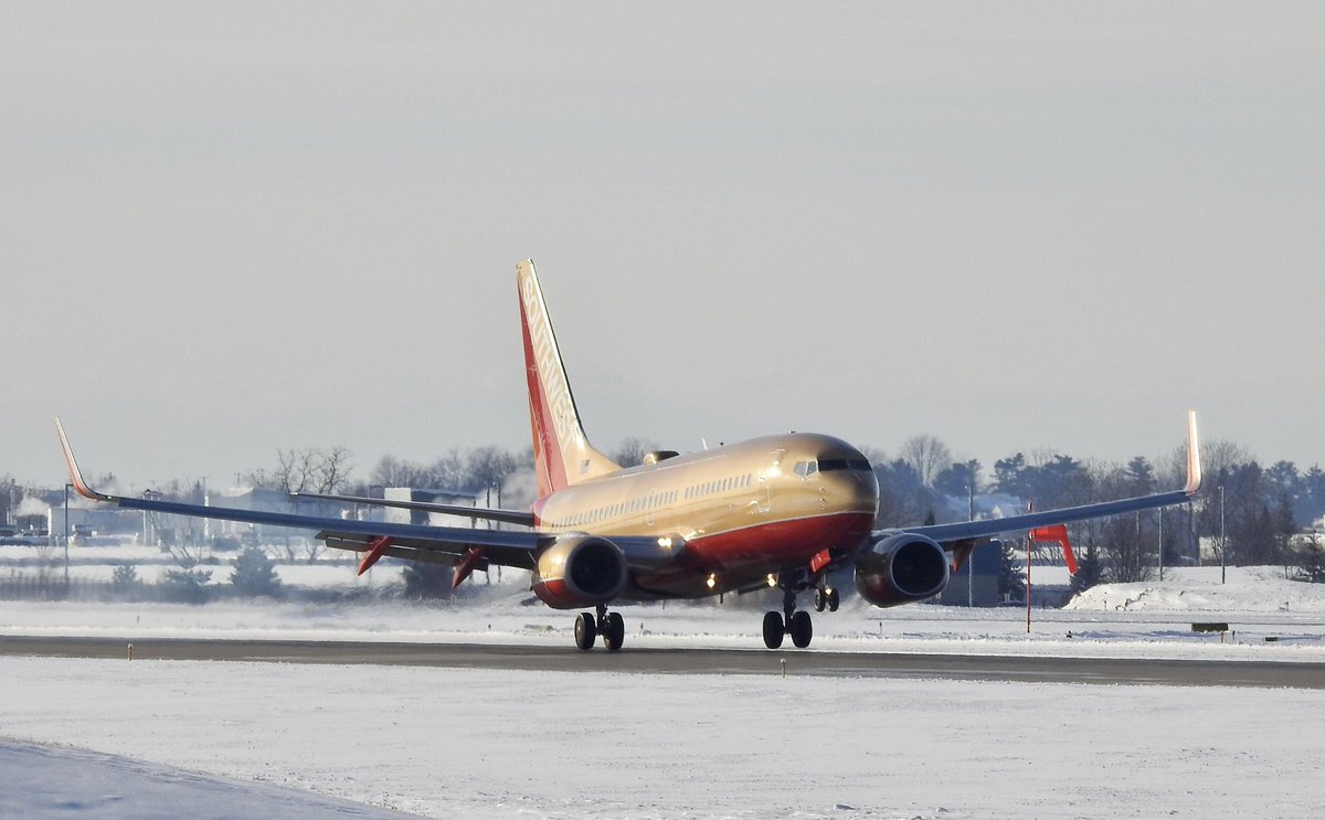GerardiAviation's tweet photo. Here is a @SouthwestAir Boeing 737-700 wearing the Classic Retro livery as it lands in @FlyGRFord after a flight from @FlyTPA . I absolutely love this livery, probably second favorite WN livery after #ColoradoOne https://t.co/ZrxxtOcX2I