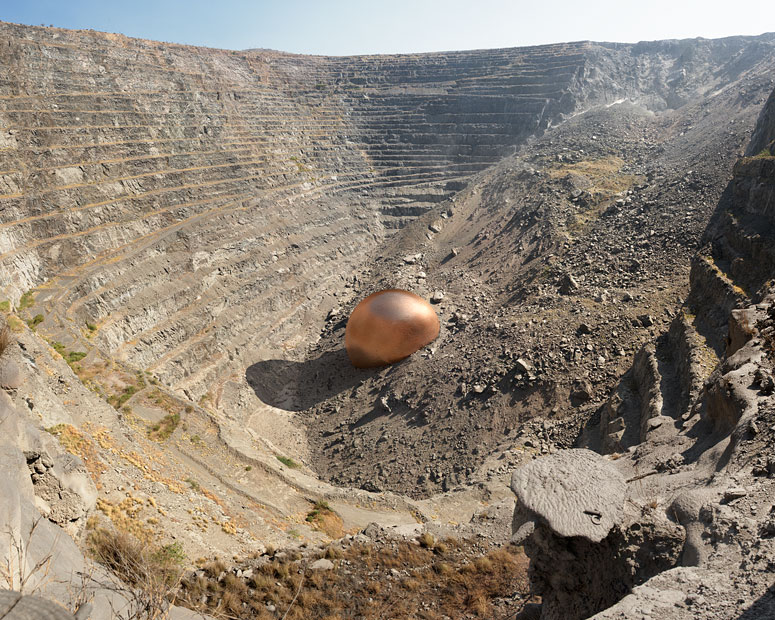 Echangesclimat's tweet photo. Je viens de découvrir la série de photo "For what it's worth" de Dillon Marsh qui photographie des mines et rajoute une sphère qui représente la masse de minerais qui a été extraite.

Génial pour faire prendre conscience des impacts de l'Homme sur son environnement https://t.co/JpEwGjc4op