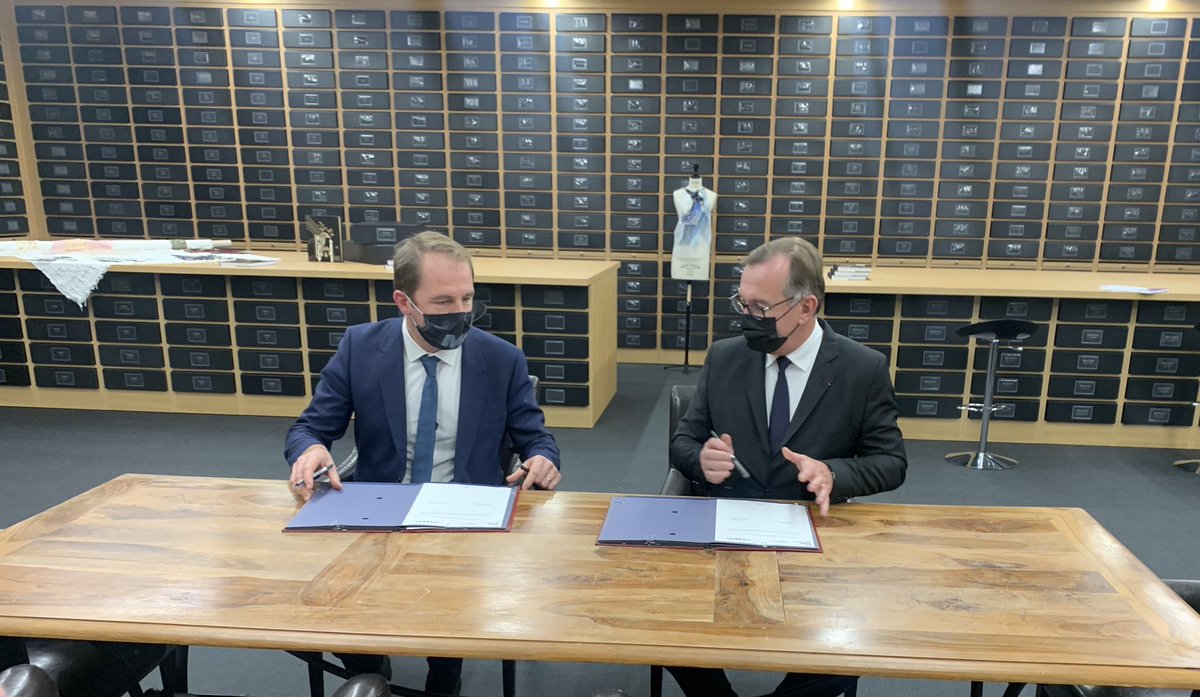 ThibautGuilluy's tweet photo. Suite à l’inauguration du @19m par le Président de la République, je suis heureux de signer aujourd'hui une convention #1Jjeune1solution avec @Chanel, qui s'engage à mener des actions concrètes pour l'emploi des jeunes : recrutements, alternances, mentorat...

Bravo ! https://t.co/FXy3CFxMfL