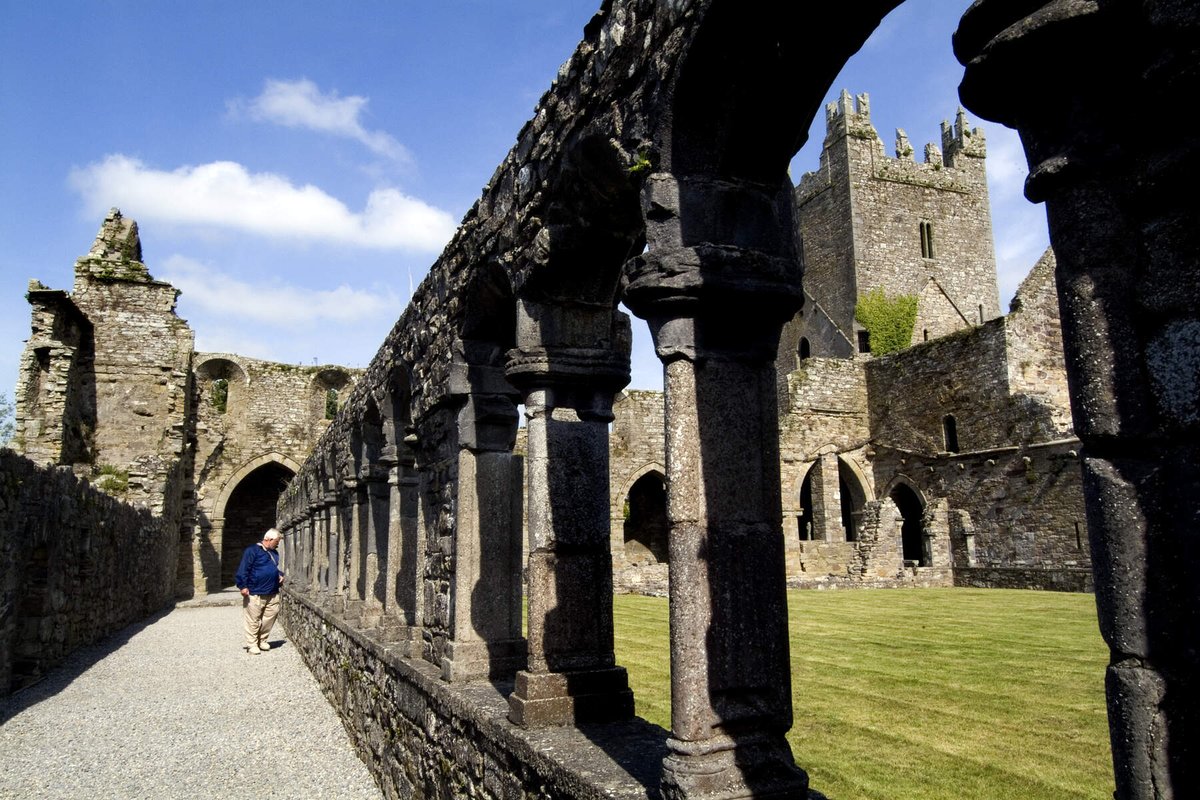 outdoorkilkenny's tweet photo. Discover the history and heritage as you travel the highways and byways of the Kilkenny countryside. Visit Jerpoint Abbey an outstanding 12th century Cistercian abbey. Plan your visit 👉 https://t.co/71txxcHQIH #outdoorkilkenny #keepdiscovering #Irelandancienteast #jerpointabbey https://t.co/LvjSK2kKyd