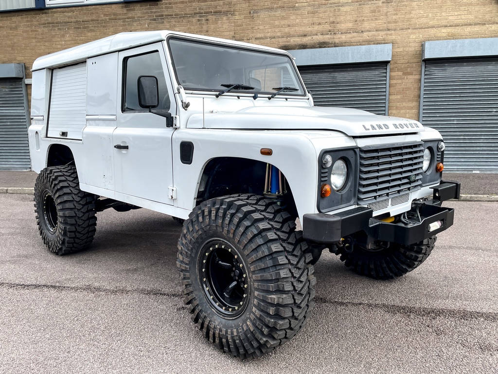 The_Bodycentre's tweet photo. BEFORE & AFTER ⚪️⚫️
We just wanted to show you the difference the paint job, wide arch kit, and the other accessories have made to this stunning vehicle.
Which one do you prefer? 🤔
#defender110 #autobodyshop #customdefender #blackedoutdefender #norwich https://t.co/AFQywoH8OK