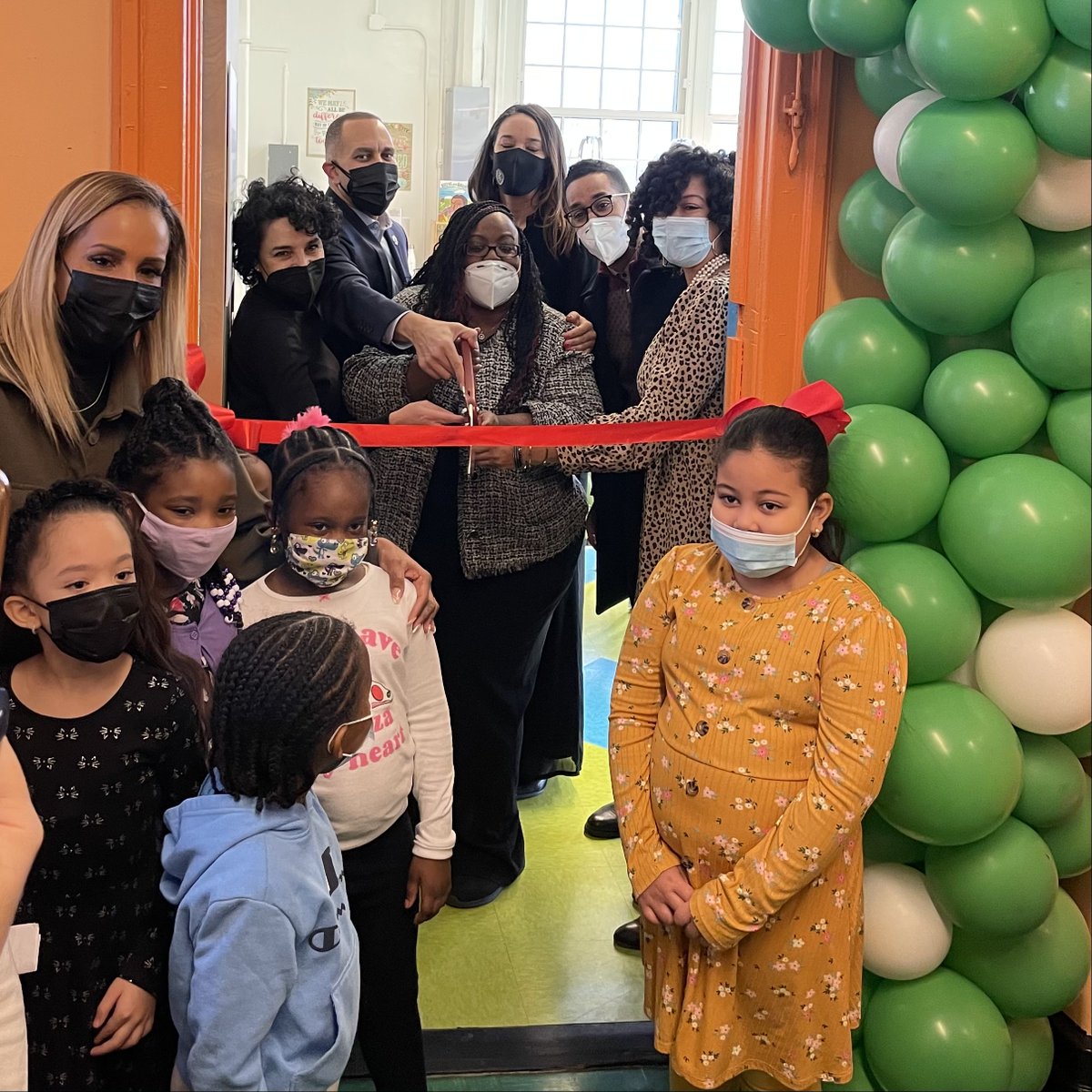 NYsunworks's tweet photo. Yesterday was a great day celebrating the opening of PS 158's hydroponic classroom with @RepJeffries, @BKBPReynoso, @CMSandyNurse, @TamraCollinsD19, and Principal Towles and staff. 

Huge thank you to @NYCMayor for funding this incredible lab! https://t.co/y4xoxMqsKW