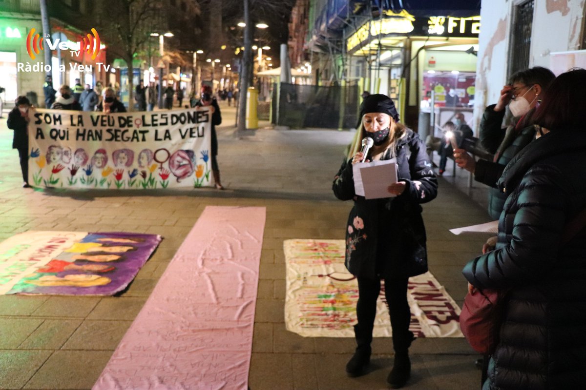 radiolaveutv's tweet photo. Com cada 25 de cada mes teixits de dones es concentra davant d'ajuntament de Mataró per la lluita contra la violència masclista.
📸(@lluisrugama )
@teixitdonesMt

#Mataró #EnsVolemVives #NiUnaMenos #MasclismeMata https://t.co/CwBl2tsQhC