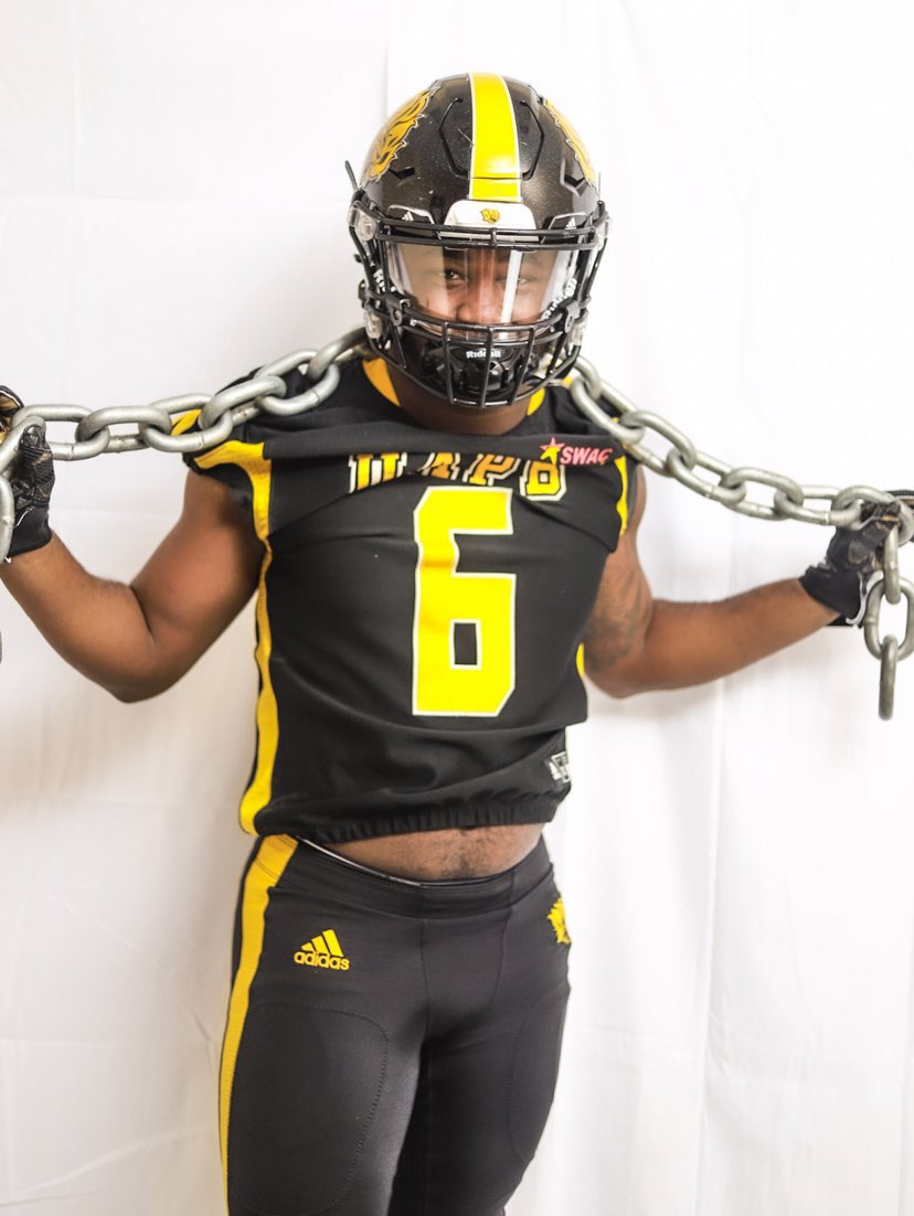 Jacob_Harrison6's tweet photo. The Next Chapter📝#Committed @Coach_Doc5 @UAPBFootball_ @ShroderJags 💛🖤 https://t.co/8a8ejwOMjS