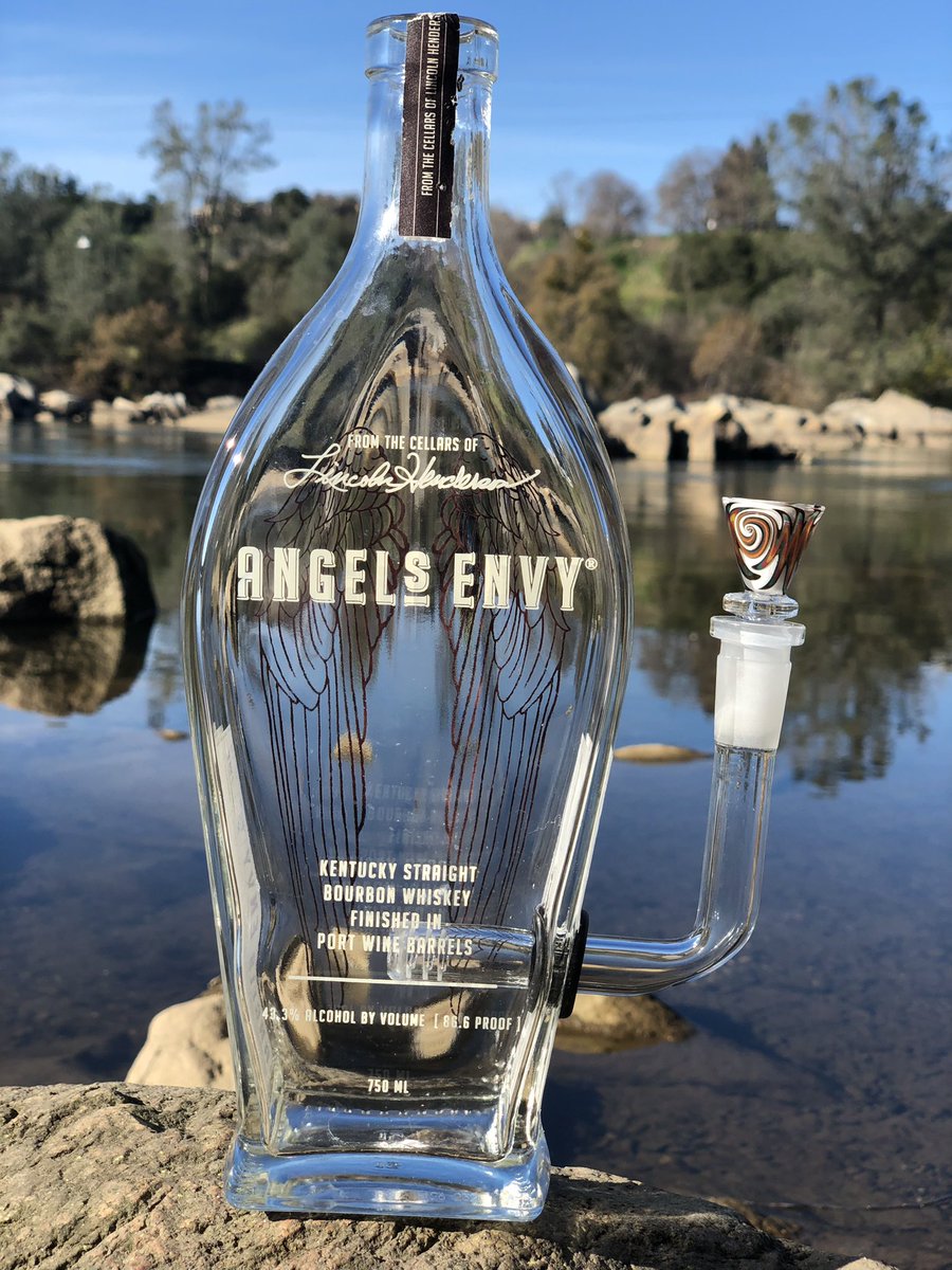 lsteminnovatio1's tweet photo. Angels envy whisky and a view 🌅
.
. 
Repurposing one bottle at a time♻️
#link in bio
#bottle2bong#cheechandchong#dailyhighclub #diybong#koalapuffs #views https://t.co/O8QAFV2XHm