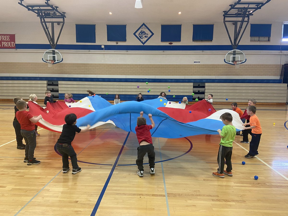 MrsDelaney4's tweet photo. Teamwork never goes out of style! I love the parachute 🪂 and so to the HLP elementary kids. It teaches the importance of working together to accomplish a goal! #teamwork https://t.co/AvmNnudaRx