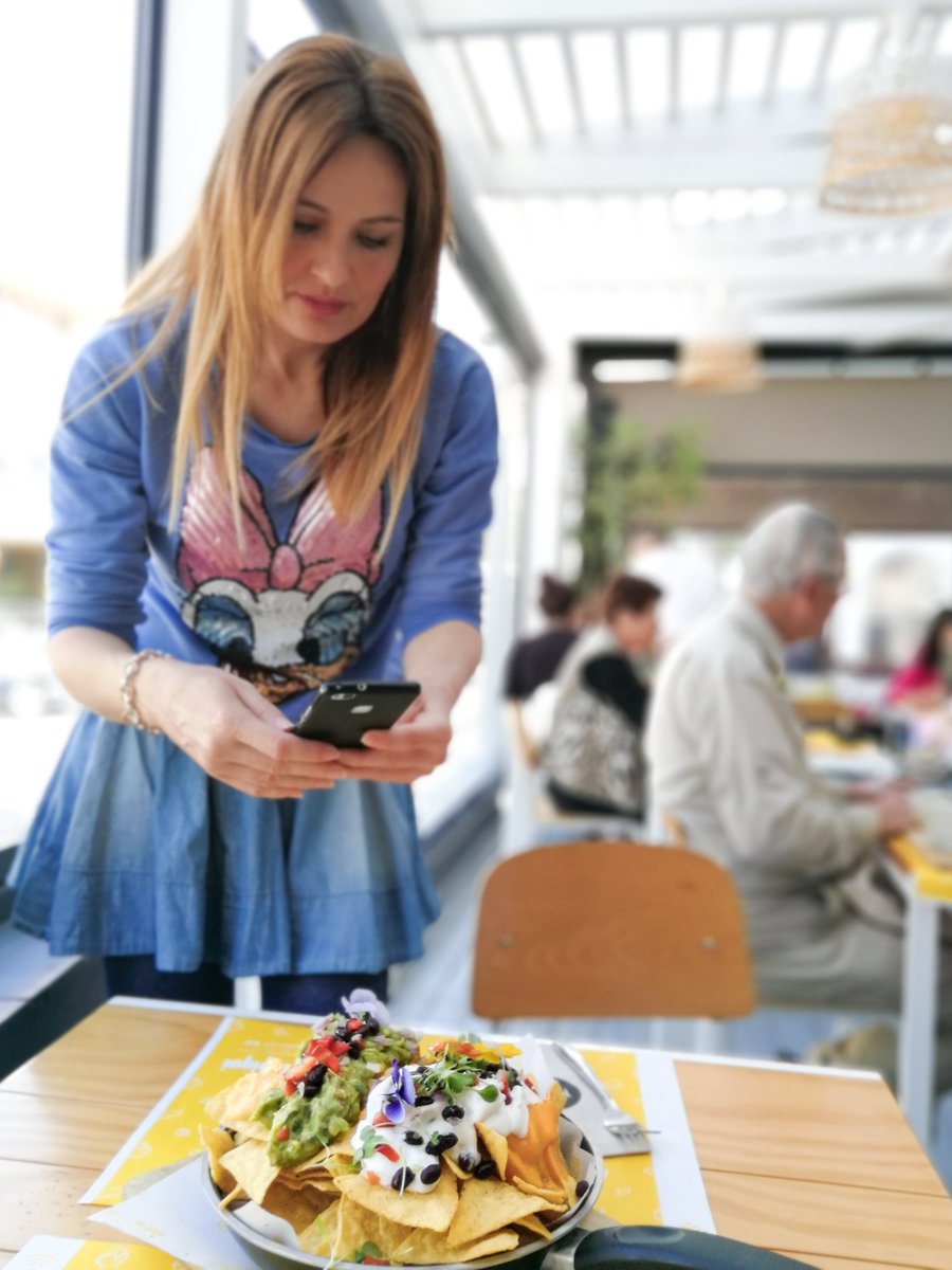 missmuffins_'s tweet photo. @joan_nieto Es que como solo estoy pensando 😏 en las fotos 📷que le voy a hacer a todos los platos que me voy a zampar en las celebraciones del Cumple, pues... jajaja 😂😂 https://t.co/pBN26yRZYs