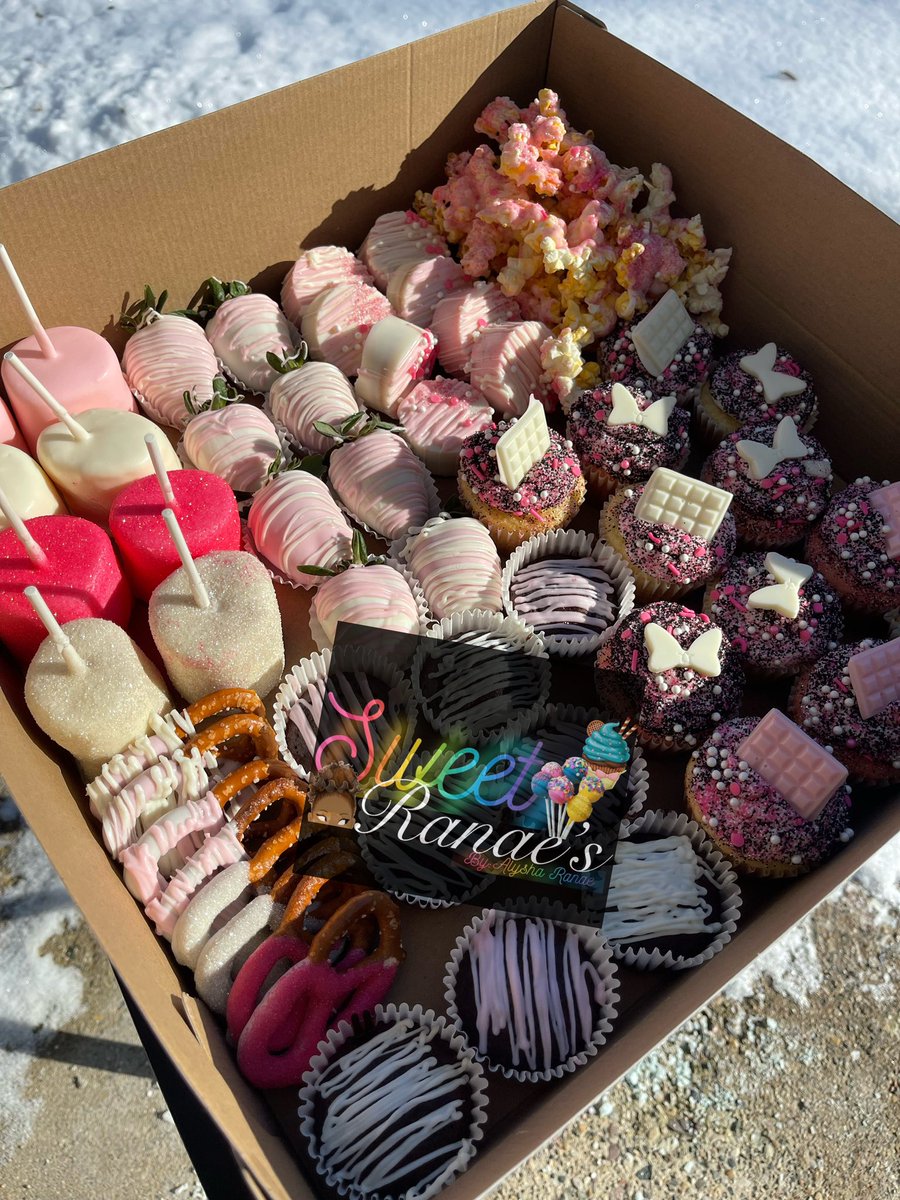 SweetRanaes's tweet photo. Combo box + cupcakes 🎀🤍! 
-click the link in our bio to view menus and pricing! 
-have any questions or want to book?? TEXT ONLY to (810)308-7337📲 
#sweetranaes #BlackOwnedBusiness 💛 https://t.co/EwVa6CUxsw