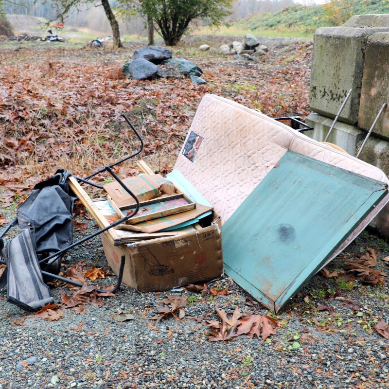 CityofSurrey's tweet photo. Your curb is closer than this. 

Book a Large Item Pick Up, move your unwanted item to the curb, and we'll do the proper disposal for you. All households that receive City's curbside collection are eligible for this service. 

Schedule one today: https://t.co/mToFPN8y87