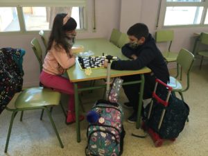 centresenlínia (@centresenlinia) on Twitter photo Tallers d'oralitat en llengua anglesa i tallers d'escacs són els Projectes amb Oportunitats d' #ÈxitEducatiu a Favor de l'Alumnat de l’ <a href="/EscolaSBC/">Escola Sant Bernat Calvó, Vila-seca</a> de Vila-Seca: connectar-se amb mestres natives, aprendre anglès i jugar, l’acollida matinal al centre agora.xtec.cat/escolasantbern… Tallers d'oralitat en llengua anglesa i tallers d'escacs són els Projectes amb Oportunitats d' #ÈxitEducatiu a Favor de l'Alumnat de l’ <a href="/EscolaSBC/">Escola Sant Bernat Calvó, Vila-seca</a> de Vila-Seca: connectar-se amb mestres natives, aprendre anglès i jugar, l’acollida matinal al centre agora.xtec.cat/escolasantbern…