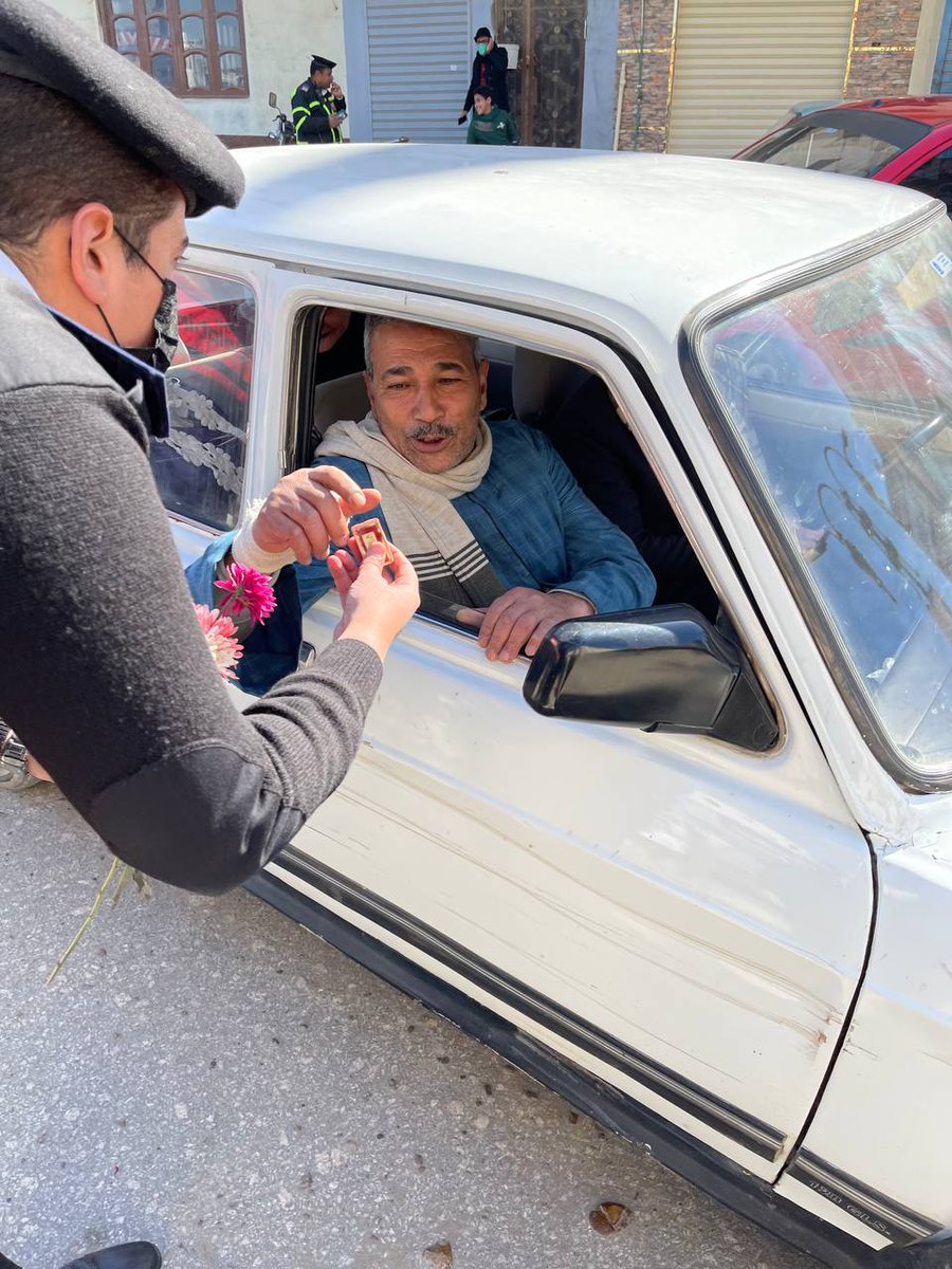MohamedElawamr4's tweet photo. الورد بالكيلو واللي مش جدع مش هنديلو 😂❤️
#police_Day https://t.co/6kkktMt5tw