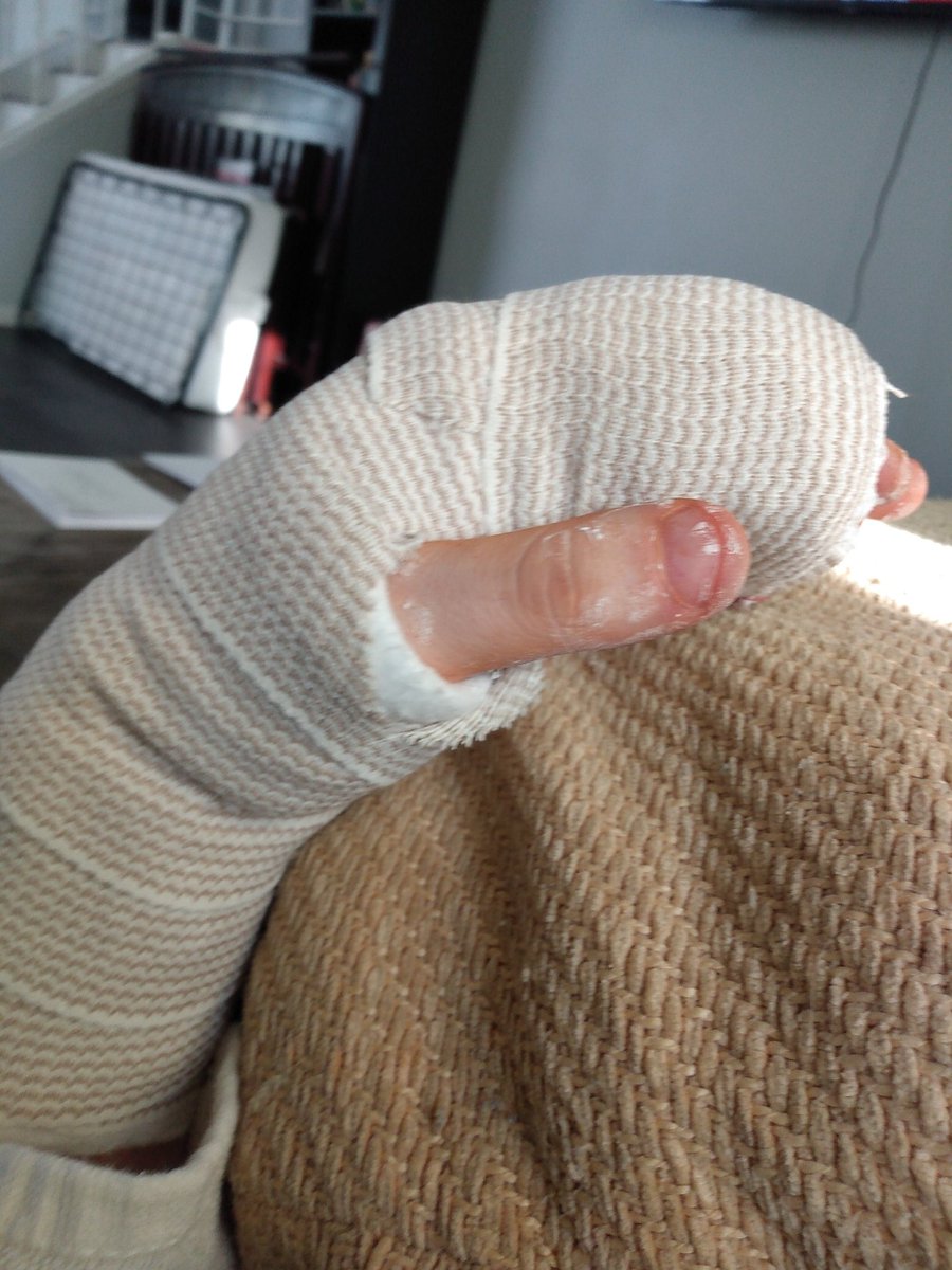 Aaronaimbot's tweet image. 10 weeks and I'll be able to play Halo again