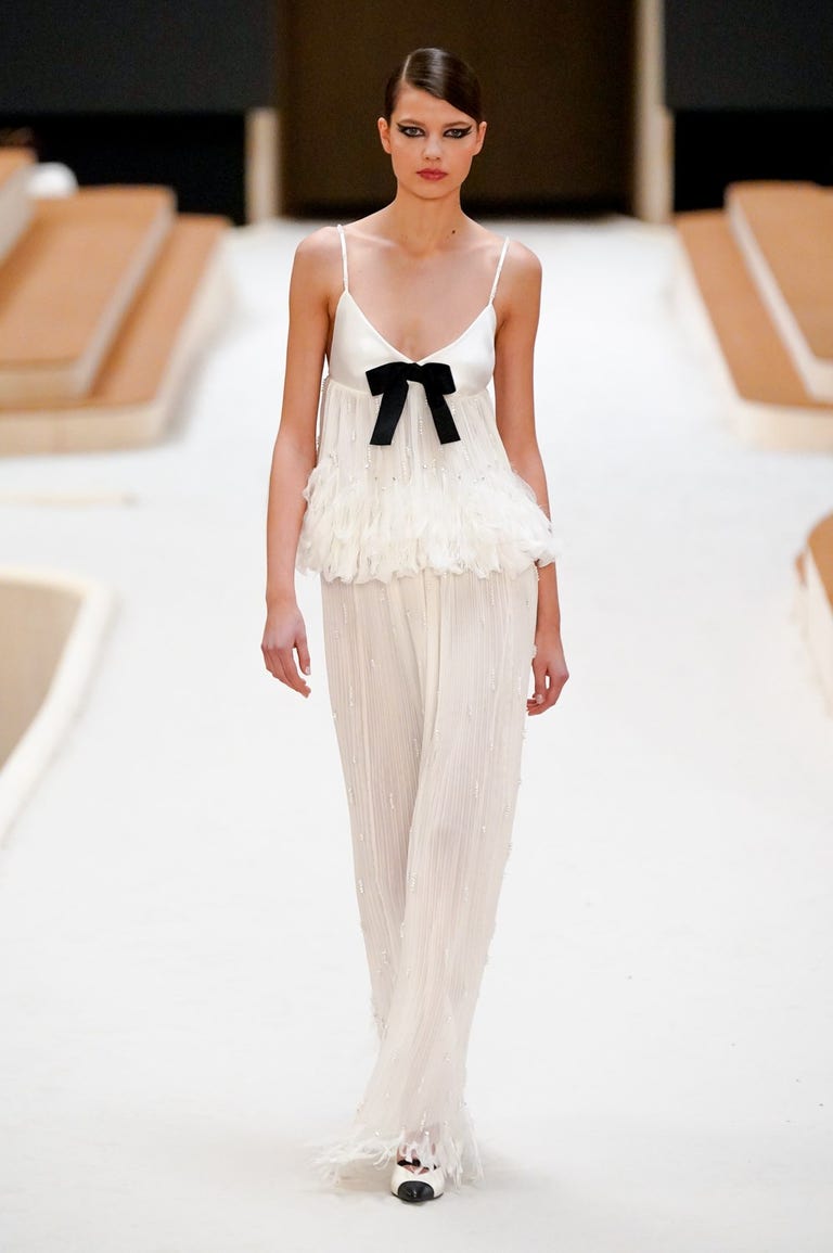 harpersbazaarES's tweet photo. Este vestido es la mejor forma que se nos ocurre de darte las buenas noches. 

Chanel Alta Costura Primavera/Verano 2022. https://t.co/79gC2bHp5U