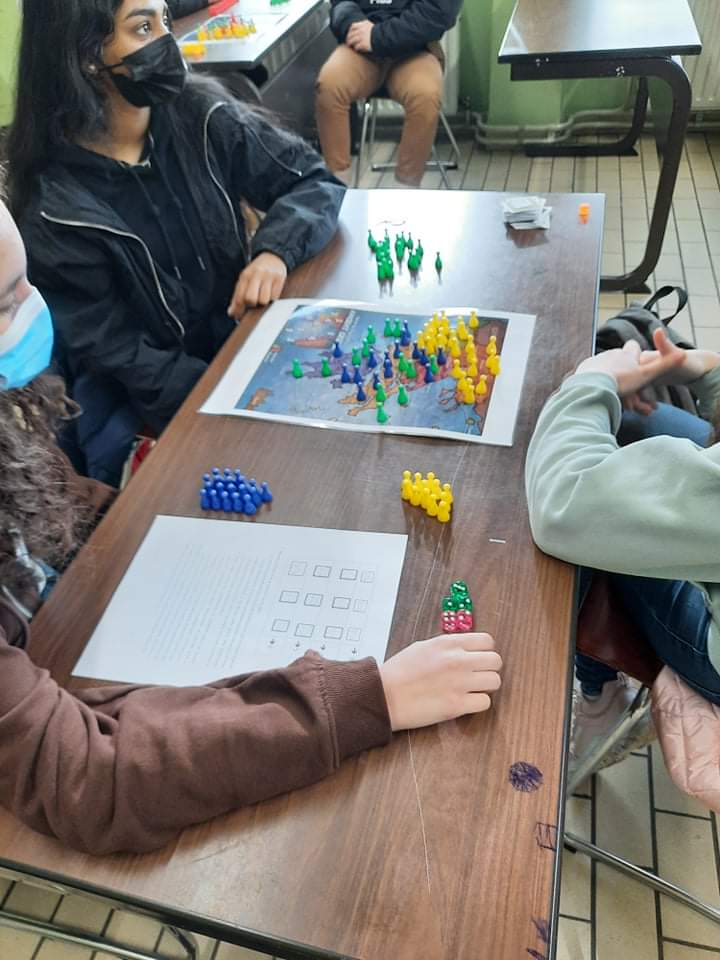 AtheneumMXM's tweet photo. In 2A leren de leerlingen via een spelvorm over de Griekse veldslagen. Onze eigen historische versie van RISK. #geschiedenis #spelendleren #activeren @GO_onderwijs @GOinAntwerpen https://t.co/tmf2eRZbYd