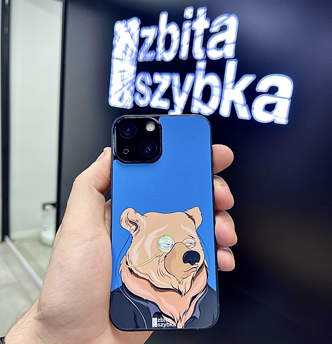 Daginski's tweet photo. Pierwsza fota to skin na iPhone 8 plus, który ma zbity tył @FancyBearsMeta świetnie go zamaskował 😎😎 także zamykamy wtorek i kolejne 10x #skinnft za free od @zbitaszybka dla posiadaczy misiów 😎 #nft @BartekSibiga https://t.co/GafR8VmESA