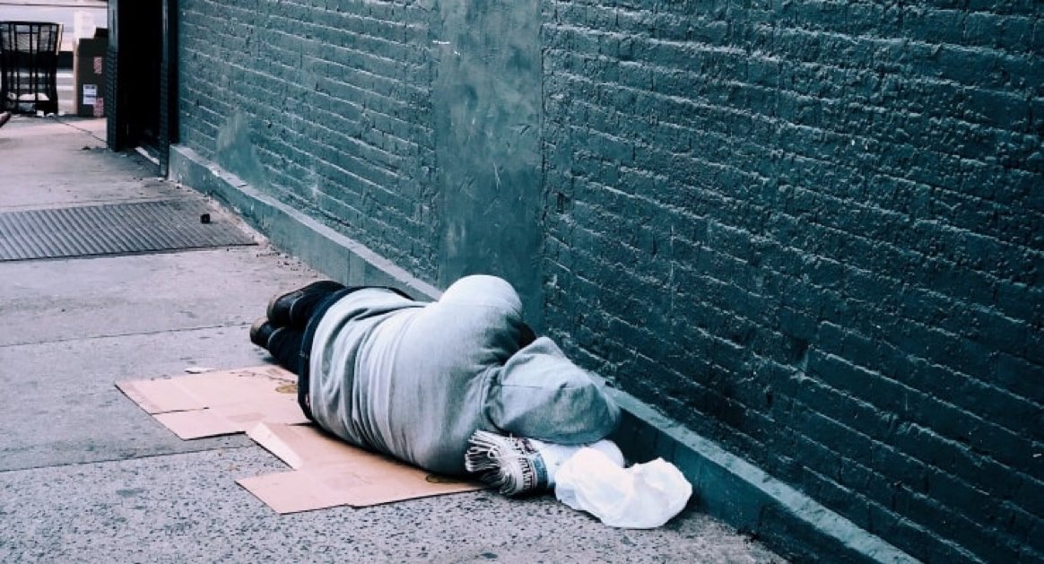 Sokakta, yardıma muhtaç insan görürseniz 444 25 66' yı arayabilirsiniz. Şu soğuk günlerde daha fazla insana ulaşması için yayalım lütfen!