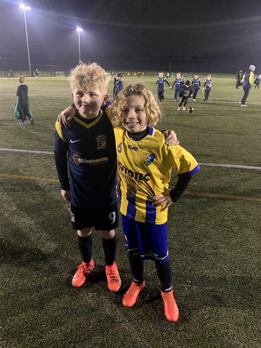 LinziJeanScott1's tweet photo. This is what you call great sportsmanship!! They both played their hearts out against each other, but walked off the pitch still friends. #sportsmanship #friendsandfootball @FPS_5_Gryffindo @FairfieldPrimSc @SportFps ⚽️💙 https://t.co/BYlrTuwagA