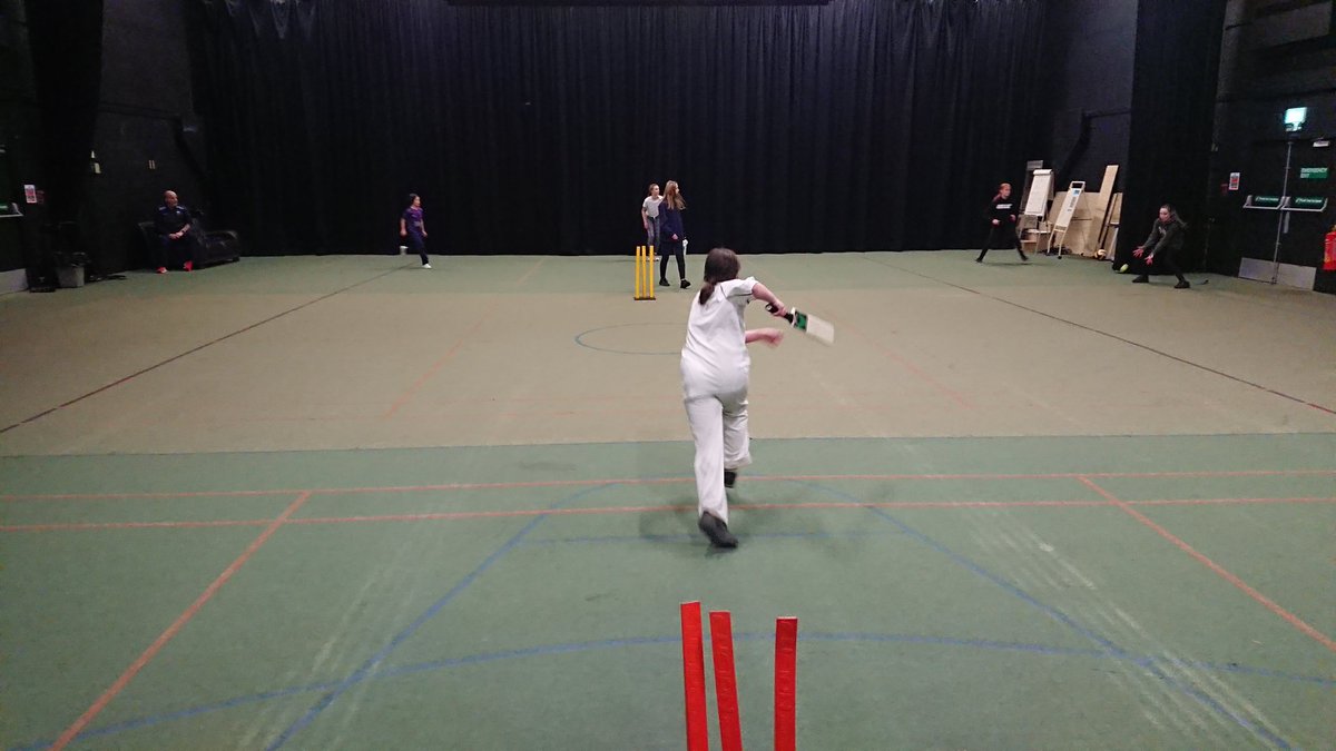 1st night of the #Scarborough #girls <a href="/_MCCFoundation/">MCC Foundation</a> #cricket hub at @ScarboroughCol1 .  Focus tonight on stepping into the ball when batting, catching and backing up in the field <a href="/exPockCCChair/">Andy Inns</a> <a href="/ReeceBird/">ReeceB</a>
