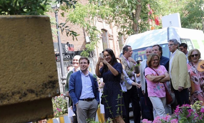 Rafa_GMo's tweet photo. Lo que hicieron en Galileo fue aberrante. A la contra de todo, quitando espacio a las personas para dárselo a los coches. 

Esa sonrisa, esa foto…sintiéndose orgullosos de retrasar el reloj de Madrid a 1960. https://t.co/rJ7LNuhFqA