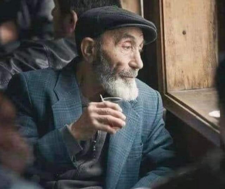 " İnsanlar artık ne doğana seviniyor, ne ölene üzülüyor.
Varsa-yoksa, aldım-sattım, yaptım-çattım. "

Beyhude Ömrüm,
Mustafa Kutlu