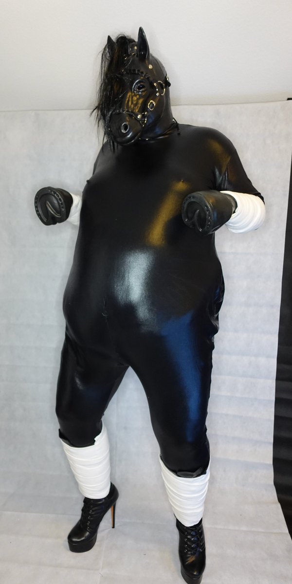 Whelp.. guess I was feeling quite horse today. ;>
Still needs some work (as in at least hindhooves and a better tail), but it's a start I guess.