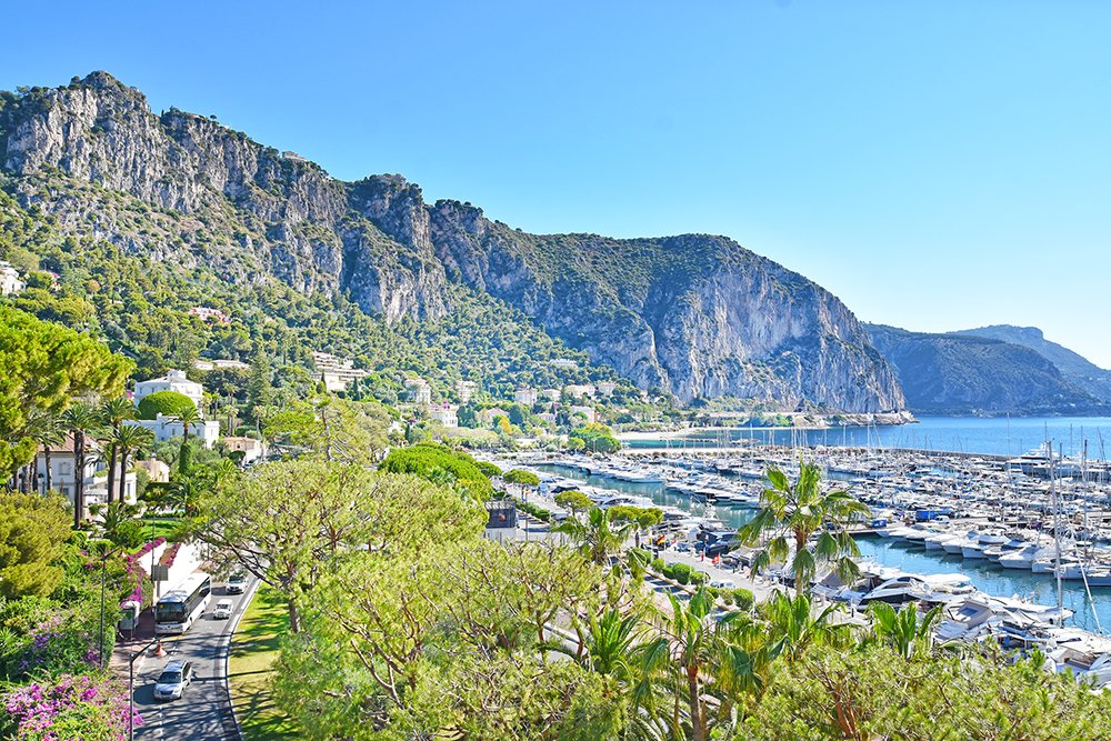 Le grand port de plaisance, nos espaces verts, la plage de la Petite Afrique à l'horizon et le ciel bleu de #CotedAzurFrance !