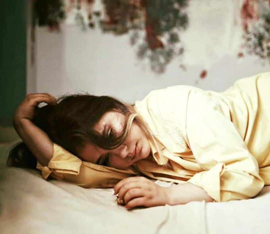 zozaqueen1994's tweet photo. 🧿
إن في الحياة فترات انتقالية لا يمكن اجتيازها دون أن يموت شيء ما بداخلك...💔

#يليه...
مثلما على الأرض أماكن عميقة لا يراها إلا حاد البصر ..
هناك على الورق كلمات عميقة لا يفهمها إلا حاد العقل ..
فلا أحد يشبه أحد .. حتى في الإحساس .. فهناك مـن يسلم باليد ..وهناك مـن يسلم بالروح https://t.co/d4D652PVPN