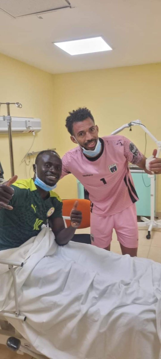 Maam_Habib's tweet photo. Après tout c'était juste un match de 90mn et après nous restons deux pays frères .... Prompt rétablissement à nos deux courageux représentants 🇸🇳🇨🇻
#CAN2021 #SENCAP https://t.co/ffKQ4tl6s0 https://t.co/KX0K9CcUHp